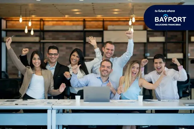 equipo de trabajo celebrando